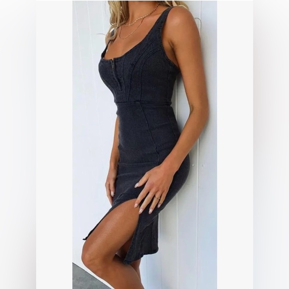 Women's Sleeveless Black Denim Dress - Picture 4 of 9